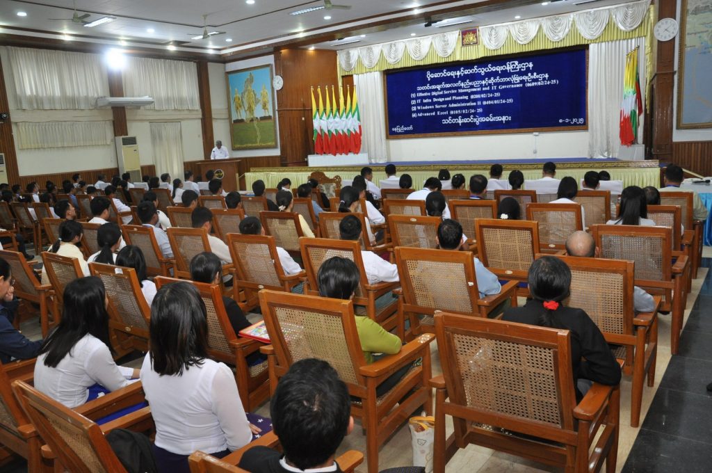 ဒုတိယဝန်ကြီး ဦးလူမွန်၊   သတင်းအချက်အလက်နည်းပညာနှင့် ဆိုက်ဘာ လုံခြုံရေးဦးစီးဌာနက ဖွင့်လှစ်သည့် သင်တန်းဆင်းပွဲသို့ တက်ရောက်အမှာစကားပြောကြား