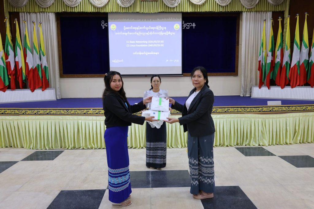 Basic Networking နှင့် Linux Foundation သင်တန်းများ၏ သင်တန်းဆင်းပွဲအခမ်းအနား